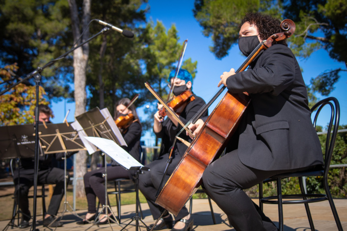 Tots Sants: Música en directe a càrrec del trio de corda Harmònics