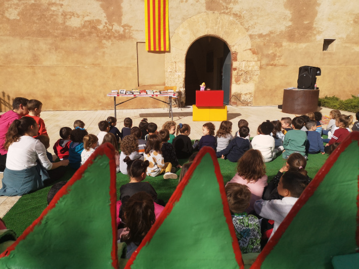 Exposició de les novetats de la Biblioteca i visita de la llar i l'escola