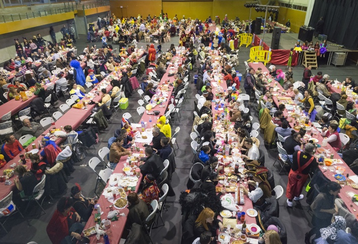 Sopar pícnic popular amb ball i concurs de disfresses