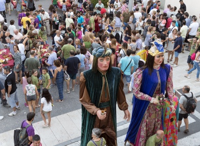 FME: Vestida dels gegants Bià i Esperança i primera balladeta de la Festa Major.