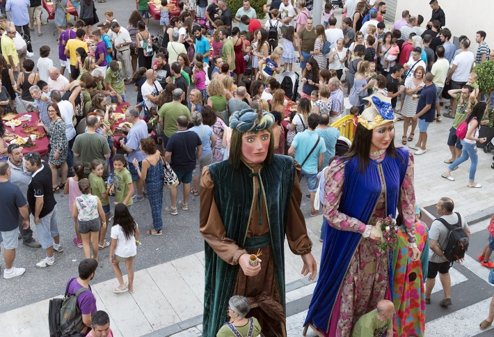 FME: Vestida dels gegants Bià i Esperança i primera balladeta de la Festa Major.