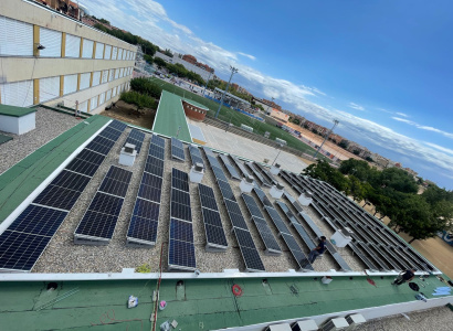 L'Ajuntament instal·la 92 plaques solars a l'escola