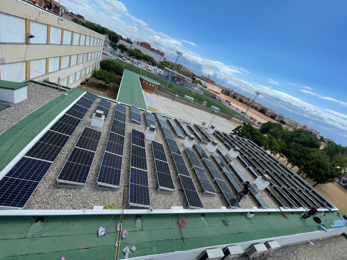 L'Ajuntament instal·la 92 plaques solars a l'escola