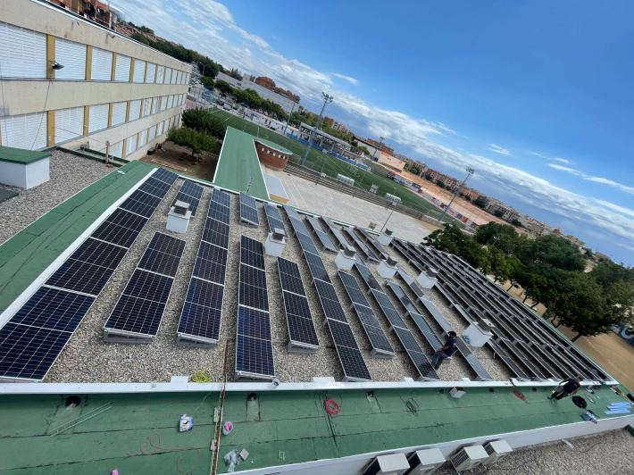 L'Ajuntament instal·la 92 plaques solars a l'escola
