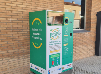 L'Ajuntament instal·la tres màquines que premien per reciclar