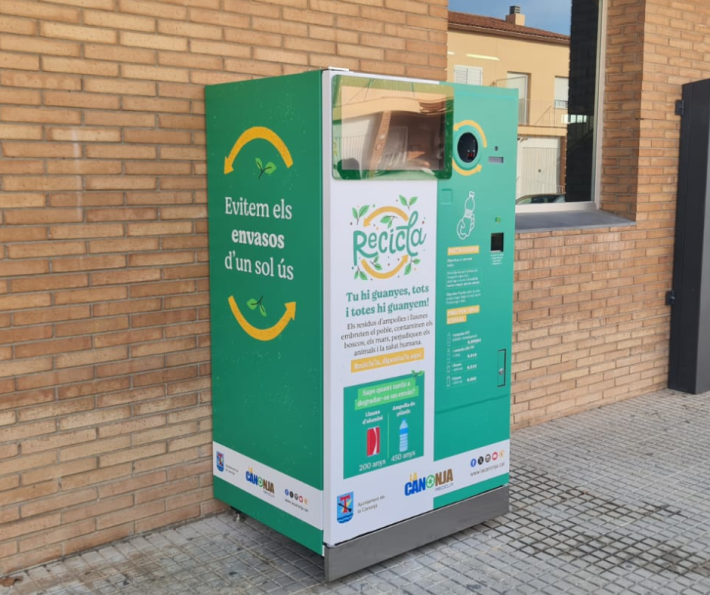 L'Ajuntament instal·la tres màquines que premien per reciclar