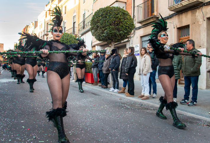 La Rua de Carnaval de la Canonja treu al carrer centenars de persones