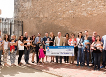 L'Ajuntament de la Canonja lliura el xec nadó als 30 infants nascuts enguany