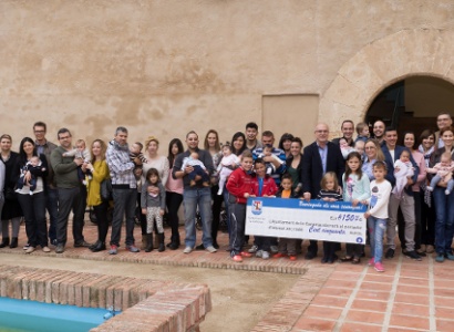 L'alcalde de la Canonja lliura el “Xec Nadó” als nens i nenes nascuts el 2015