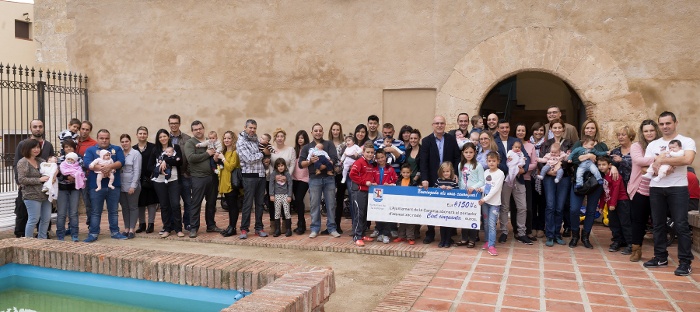 L'alcalde de la Canonja lliura el “Xec Nadó” als nens i nenes nascuts el 2015