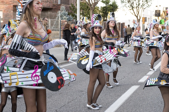 El Carnaval de la Canonja treu al carrer més d'un miler de persones