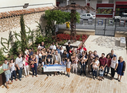 L’alcalde de la Canonja lliura el xec nadó als nens i nenes nascuts a la Canonja