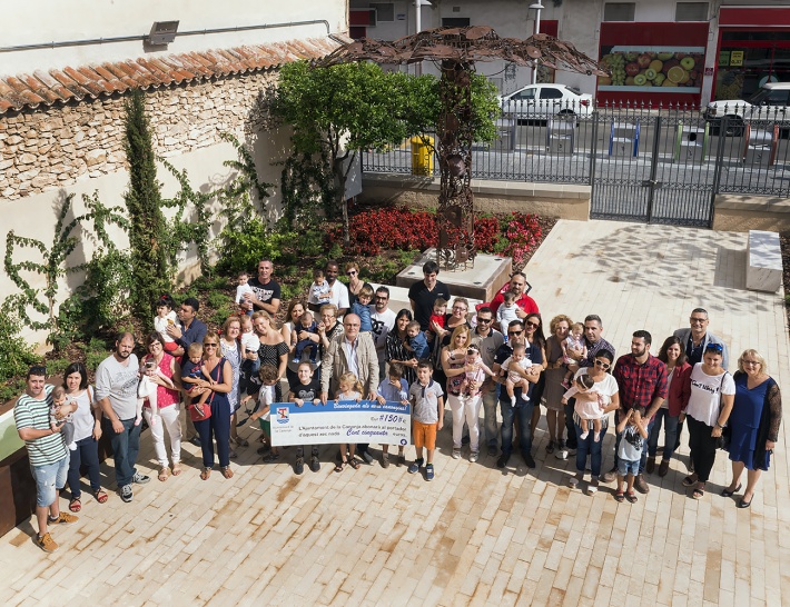 L’alcalde de la Canonja lliura el xec nadó als nens i nenes nascuts a la Canonja