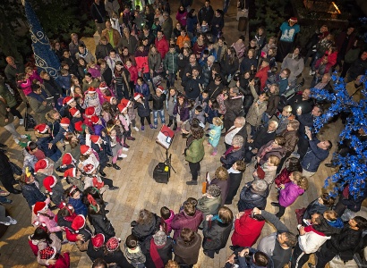 La pluja dóna una treva a la Cantada de Nadales