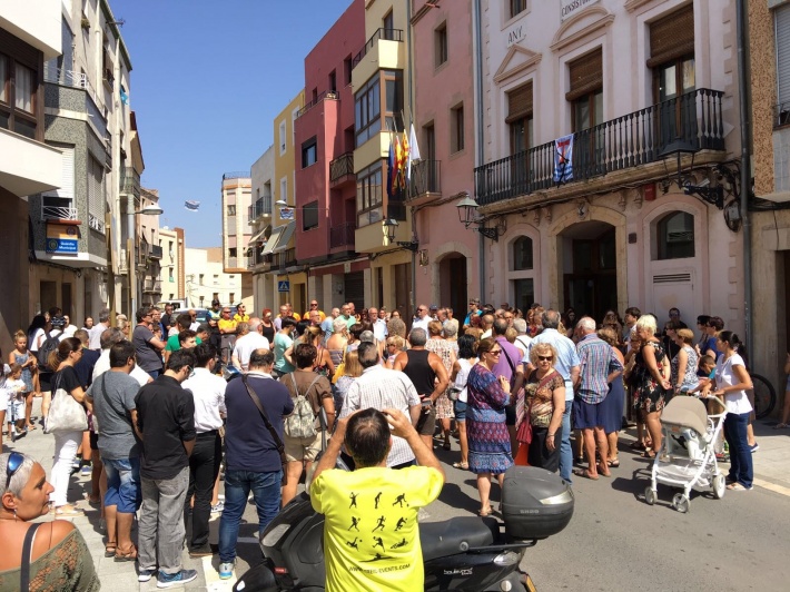 L'Ajuntament i el poble de la Canonja condemnen els atemptats de Barcelona i Cambrils