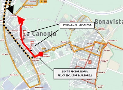 25 d'abril: Tall de circulació al carrer Raval
