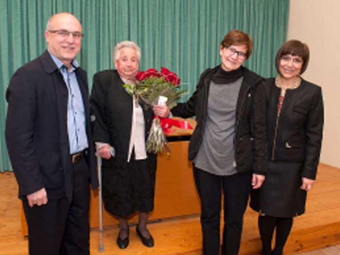 L'Ajuntament de la Canonja felicita a Dolores Caparrós pels seus cent anys