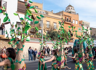 Plomes, purpurina, música i colors omplen els carrers de la Canonja amb la Rua de Carnaval