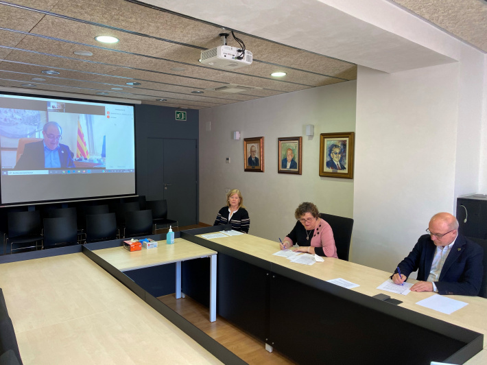 L’alcalde de la Canonja signa un conveni amb IQOXE de col·laboració amb Càritas local