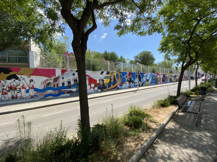 Un mural gegant vesteix cent vint metres de mur amb elements característics de la Canonja