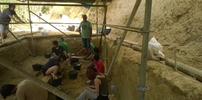L'IPHES centra la nova excavació al Barranc de la Boella al nivell on s'han trobat les proves d'ocupació humana més antigues de Catalunya
