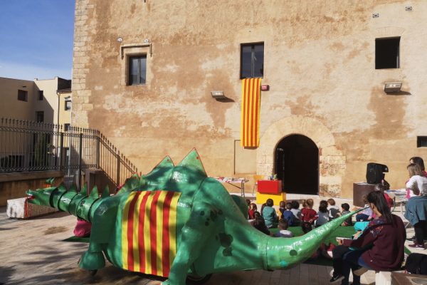 Exposició de les novetats de la biblioteca i visita dels infants de la llar i l'escola