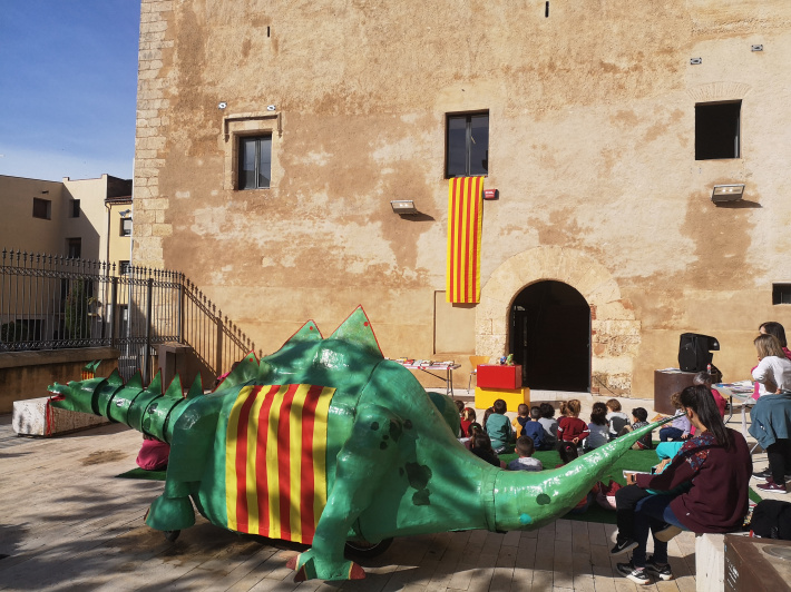 Exposició de les novetats de la biblioteca i visita dels infants de la llar i l'escola