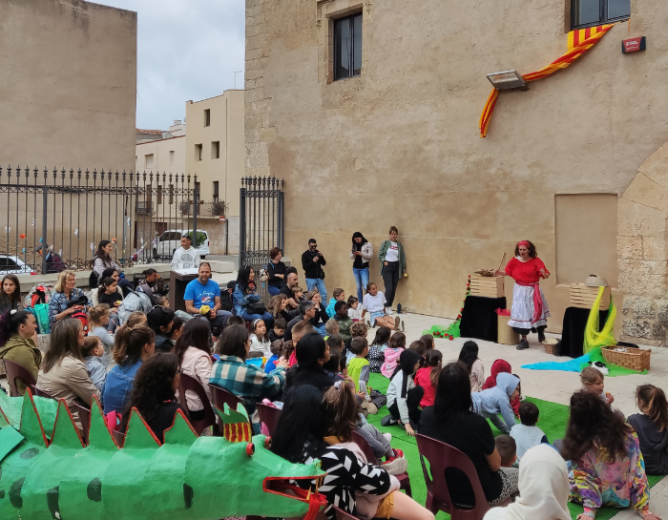 Celebrem Sant Jordi amb tallers, titelles, llibres i música